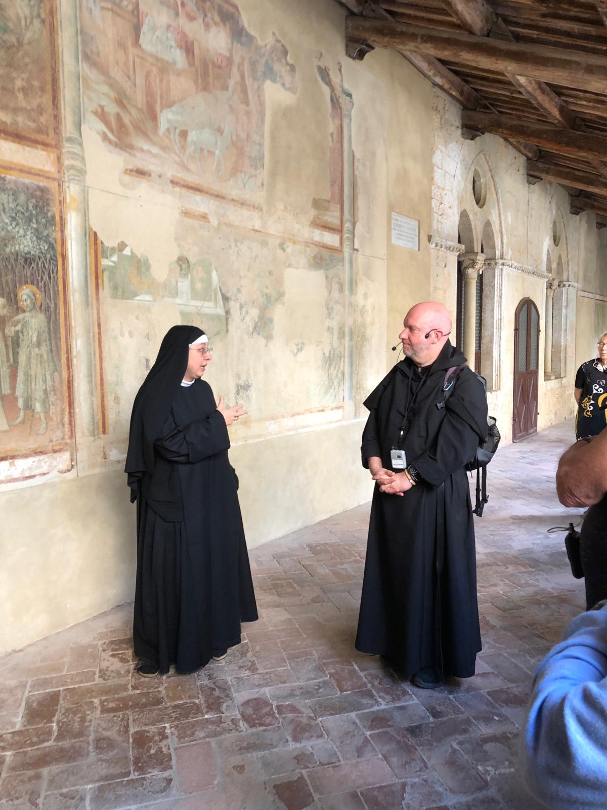 zr Sarah Maria in gesprek met Gerben Zweers osa in het klooster van Lecceto