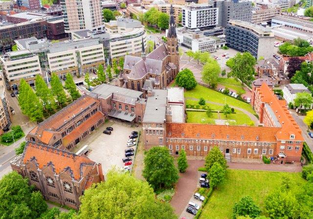 Mariënhage gezien vanuit het oosten (voorgrond links: het oude Augustinianum, rechts: de historische oostvleugel) 